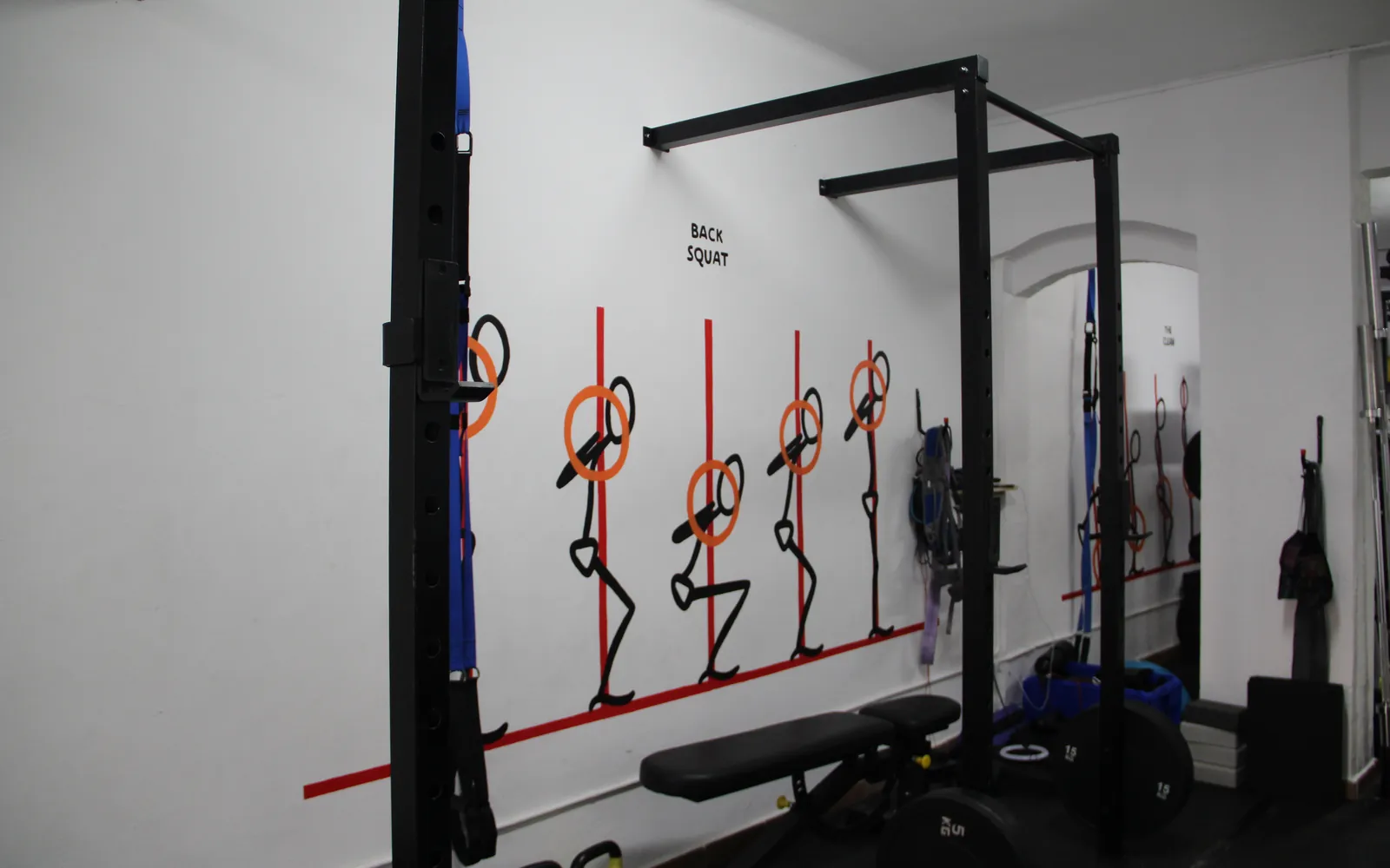 Zona de peso libre de CEP Les Franqueses con racks y mural técnico