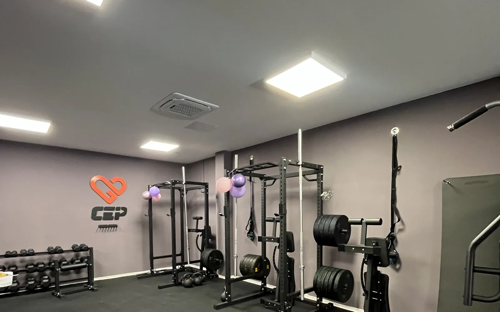 Sala de entrenamiento de CEP Granollers con el logo de CEP y racks de sentadillas